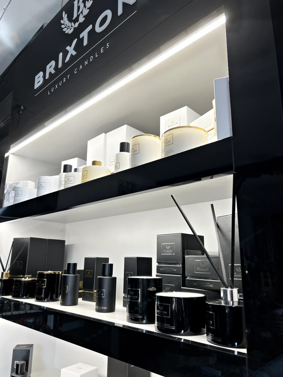 Regał ekspozycyjny czarny + jasne wnętrze